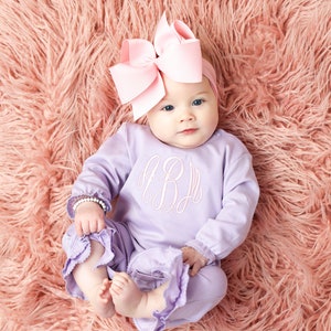 Baby Mädchen Rüschen Outfit, Mit Monogramm Rüschen, Strampler, Mädchen Kleidung, Größen Newborn bis 2T