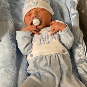 Tenue de retour à la maison pour bébé garçon, barboteuse avec monogramme, cadeau bébé personnalisé, pyjama, photos de nouveau-né, baby foot avant à bretelles fines bleues image 5