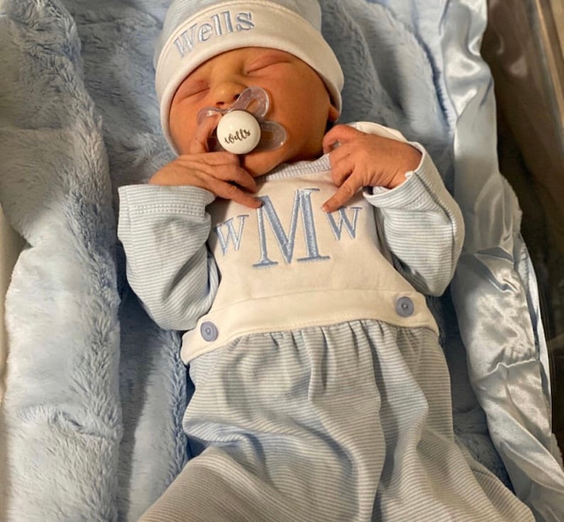 Tenue de retour à la maison pour bébé garçon, barboteuse avec monogramme, cadeau bébé personnalisé, pyjama, photos de nouveau-né, baby foot avant à bretelles fines bleues image 5