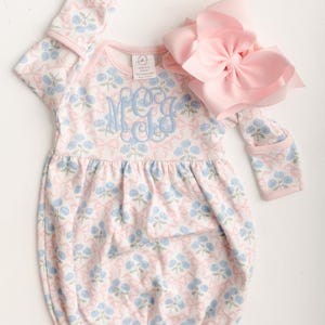 Completo per il rientro a casa della bambina, completo per il rientro a casa con monogramma in stile millennial, creazioni SK, abito da neonata, LP floreale immagine 6
