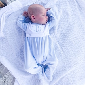 Tenue de retour à la maison pour bébé garçon, barboteuse avec monogramme, cadeau bébé personnalisé, pyjama, photos de nouveau-né, baby foot avant à bretelles fines bleues image 2