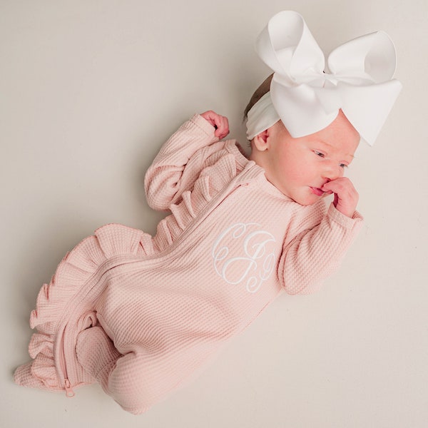Tenue de retour à la maison pour petite fille, monogramme de pied, pied à volants, tenue avec photo de nouveau-né, vêtements pour bébé fille, cadeau de baby shower, gaufre rose,