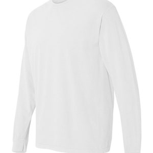 Op de afbeelding: Witte longsleeve t-shirt met een ronde hals.