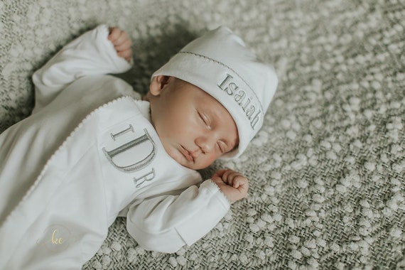 Tenue de bébé garçon rentrant à la maison, taille nouveau-né ou 0-3 mois,  foot monogramme, cadeau de baby shower, coton pima, photos de nouveau-né,  gris et blanc -  France