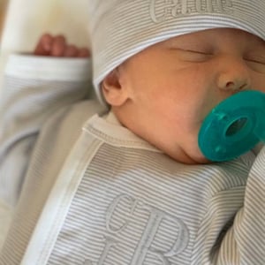 Füßchen und Füßchen für Junge, Füßchen mit Monogramm, Füßchen mit Monogramm, Füßchen mit Monogramm, Füßchen mit Monogramm, Baby Outfit, Pima Baumwolle, Kreationen, grau