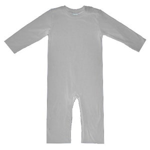 Op de afbeelding: Een effen grijze romper met lange mouwen voor een baby.