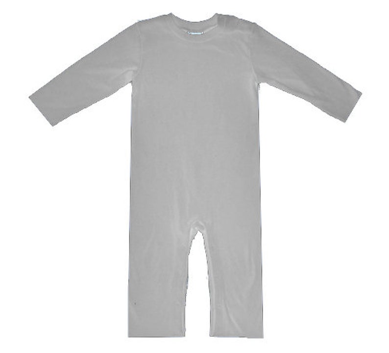 Op de afbeelding: Een effen grijze romper met lange mouwen voor een baby.
