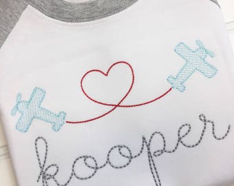 Jungen-Valentinstag-Shirt, personalisiertes Valentinstag-Shirt, Monogramm-Herz-Shirt, Valentinstag-Outfit, besticktes Urlaubsshirt, ARB