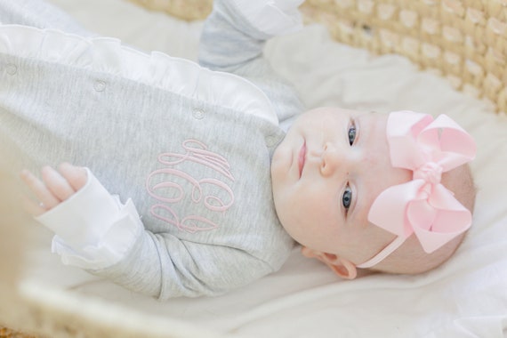 Tenue de retour a la maison pour bebe fille footie a monogramme footie a volants gris tenue photo pour nouveau ne vetements pour bebe fille cadeau de baby shower pima Etsy France