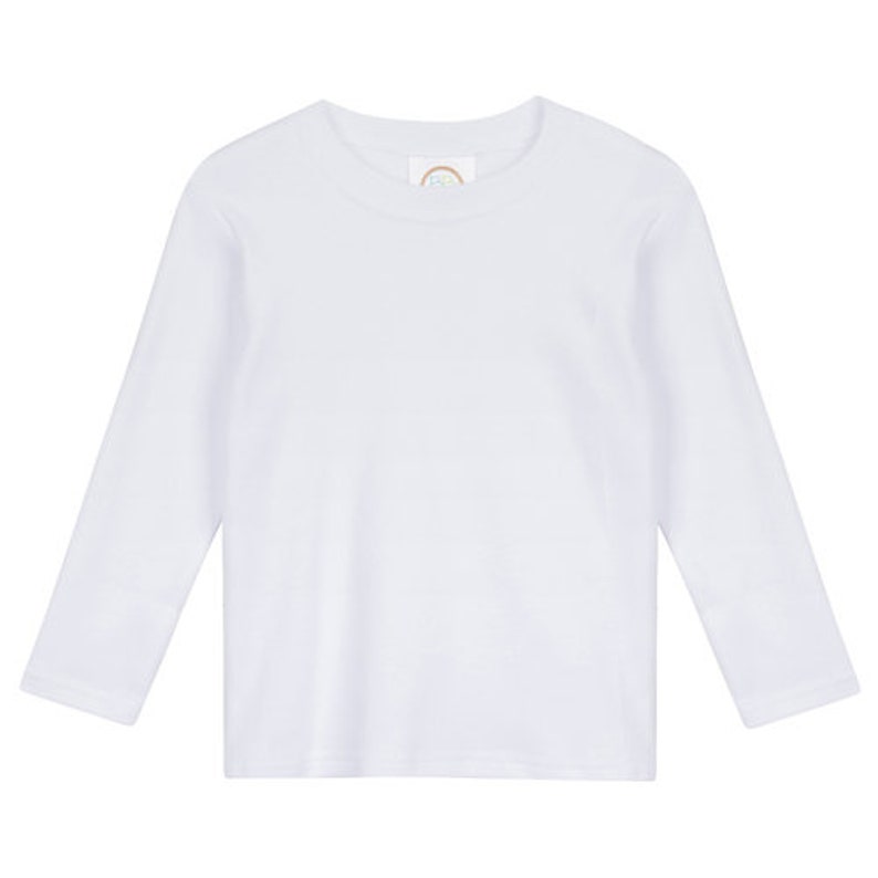 Op de afbeelding: Een wit T-shirt met lange mouwen.