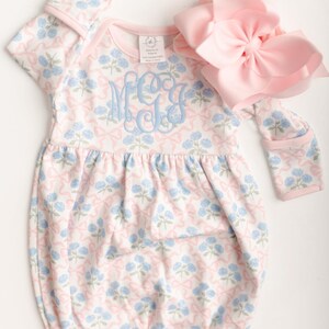 Completo per il rientro a casa della bambina, completo per il rientro a casa con monogramma in stile millennial, creazioni SK, abito da neonata, LP floreale immagine 7