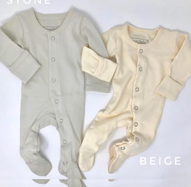 Footie à monogramme, tenue de retour à la maison, ramenez-moi à la maison, pyjama, baby shower personnalisé, coton biologique, footie, bébé aimé, doux/pb Beige