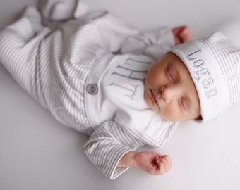 Tenue de retour à la maison pour bébé garçon, barboteuse avec monogramme, cadeau bébé personnalisé, pyjama, photos de nouveau-né, devant de bavoir argenté à mini rayures