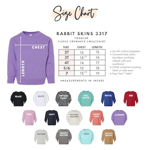 Puede incluir: Sudadera de cuello redondo de forro polar lavanda para ni&ntilde;os peque&ntilde;os con una tabla de tallas. La tabla enumera las medidas del pecho y la longitud en pulgadas para las tallas 2T a 7. Los colores disponibles incluyen negro, blanco y rojo.