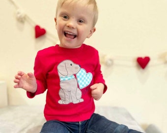 Jungen Valentinstag Shirt, personalisierte Valentinstag Shirt, Monogramm Hund Herz Shirt, Valentinstag Outfit, gesticktes Urlaubshemd, BB