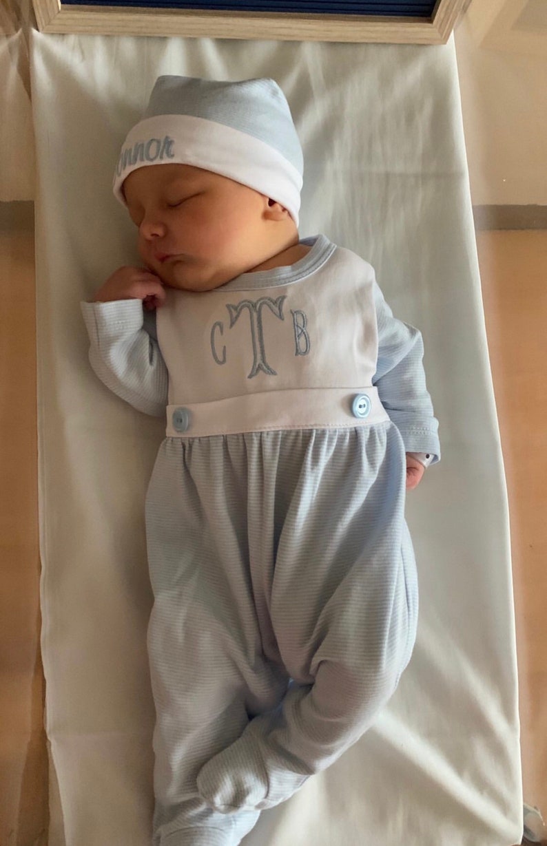 Tenue de retour à la maison pour bébé garçon, barboteuse avec monogramme, cadeau bébé personnalisé, pyjama, photos de nouveau-né, baby foot avant à bretelles fines bleues image 4