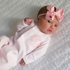 Tenue pour le retour à la maison pour petite fille, tenue monogrammée pour nouveau-né, tenue à rayures roses, coton pima, cadeau personnalisé pour baby shower, mini rayures