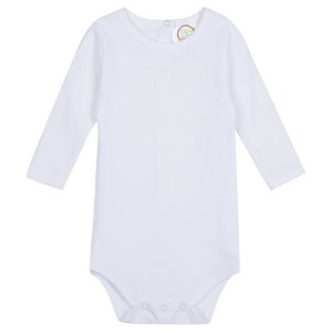 Op de afbeelding: Witte baby romper met lange mouwen en een drukknoop sluiting aan de onderkant.