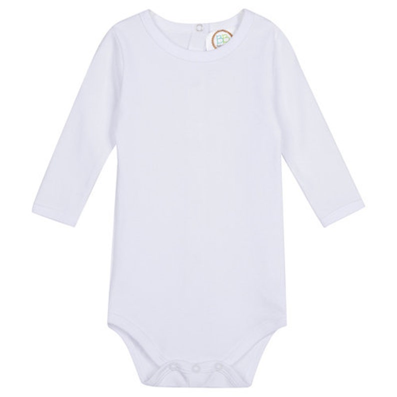Op de afbeelding: Witte baby romper met lange mouwen en een drukknoop sluiting aan de onderkant.