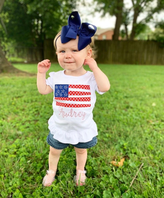 girls lifting shirt