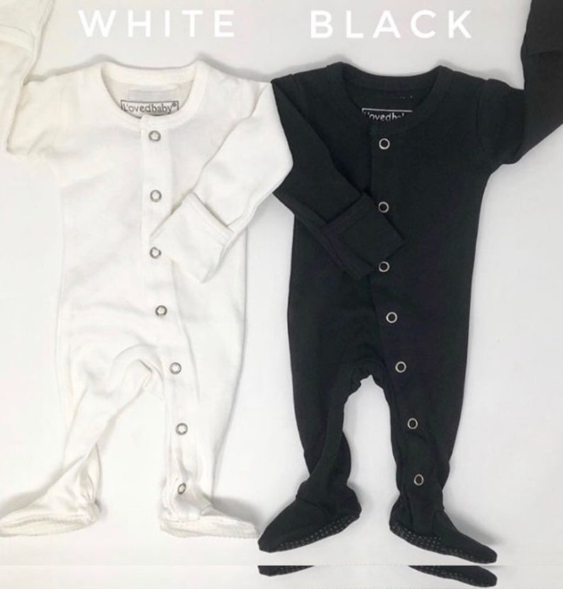 Footie à monogramme, tenue de retour à la maison, ramenez-moi à la maison, pyjama, baby shower personnalisé, coton biologique, footie, bébé aimé, doux/pb Black