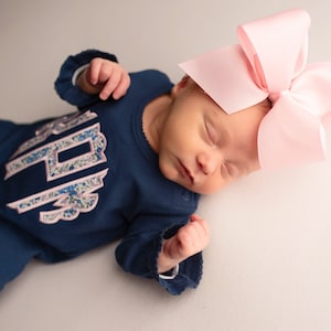 Completo per il rientro a casa della bambina, completo per l'ospedale, con monogramma, personalizzato, SK Creations, blu navy con volant