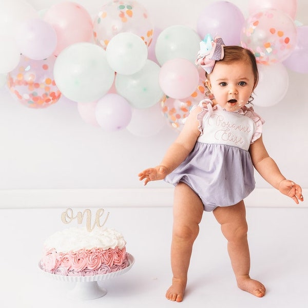 Pelele para niña, burbuja con monograma, traje de baño personalizado, ropa para bebé niña, regalo de primer cumpleaños, conjunto de cumpleaños / rosa y lavanda
