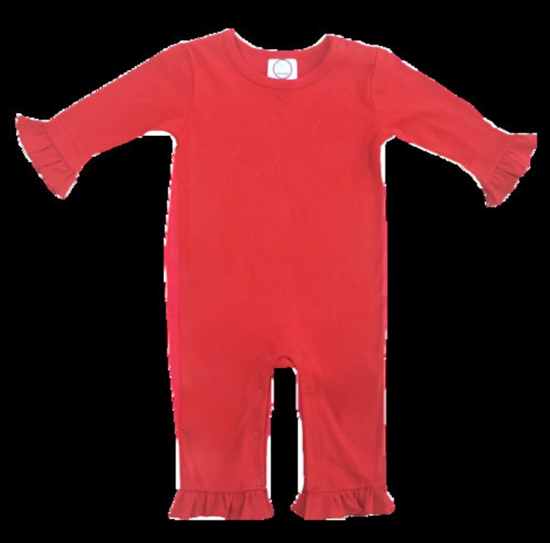 Op de afbeelding: Een rode baby romper met lange mouwen en geruite mouwen en benen.