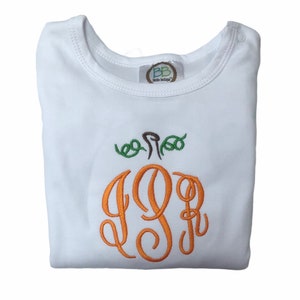 Op de afbeelding: Witte baby romper met een pompoen-vormig monogram in oranje, bruin en groen. Het monogram is de letters "JJB".