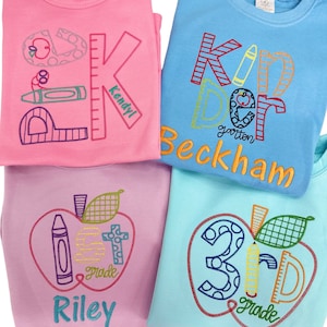 Peut inclure: Quatre t-shirts roses et bleues avec des motifs brodés pour la maternelle, la première année et la troisième année. Les t-shirts présentent une variété de fournitures scolaires, y compris des crayons, des règles et des pommes. Les noms Kendall, Beckham, Riley et 3ème année sont brodés sur les t-shirts.