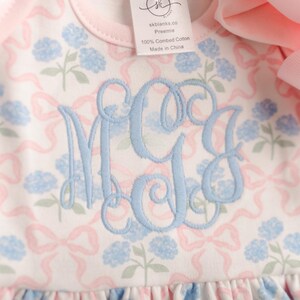 Completo per il rientro a casa della bambina, completo per il rientro a casa con monogramma in stile millennial, creazioni SK, abito da neonata, LP floreale immagine 8