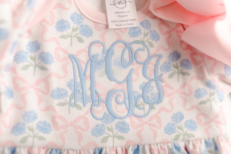 Completo per il rientro a casa della bambina, completo per il rientro a casa con monogramma in stile millennial, creazioni SK, abito da neonata, LP floreale immagine 8