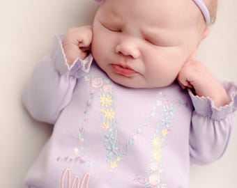 Ziekenhuisoutfit babymeisje, thuiskomstoutfit babymeisje, thuisoutfit, gepersonaliseerde pasgeboren outfit, pasgeboren outfit op maat, bloemen, L