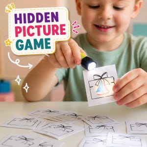 Może przedstawiać: Zestaw Hidden Picture Game zawierający małą czarno-zieloną latarkę oświetlającą kwadratową białą kartę z czarnym konturem prezentu i kolorowym żaglowcem w środku, otoczoną kilkoma identycznymi pustymi kartami z prezentami.