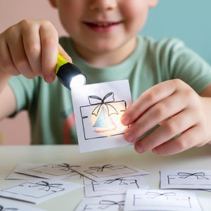 Juego de linterna, tarjetas de emparejamiento para niños pequeños, superhéroes y dinosaurios (patrón PDF)