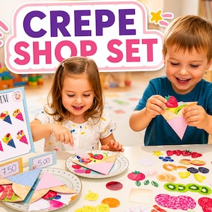 Peut inclure: Un ensemble de boutique de crêpes comprenant un panneau de menu avec le texte CREPE SHOP SET, deux assiettes et diverses découpes en papier de crêpes, de tranches de fruits et de garnitures, avec des étiquettes affichant 7,50 et 5,00.