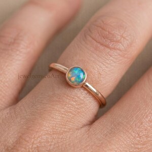 Anillo solitario de ópalo delicado, anillo de plata de ley 925 con baño de oro rosa, anillo de ópalo engastado en bisel, anillo minimalista apilable, anillo para el día a día, regalo para ella.