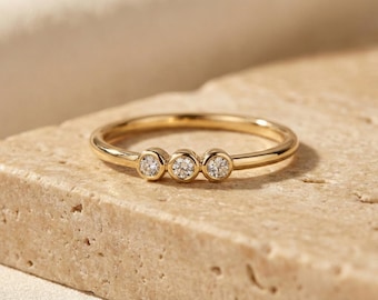 Drei Stein Moissanite Bezel Ring • Zierlicher Gold Trio Ring • Minimalist Stacking Band • Geschenk für Sie.