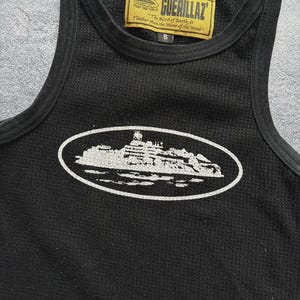 Może przedstawiać: Ręcznie robiony drewniany znak z napisem "Welcome" w zabawnym kroju pisma. Znak ma postarzone białe tło i ciemnobrązową obw&oacute;dkę, idealny do drzwi wejściowych lub przedpokoju.