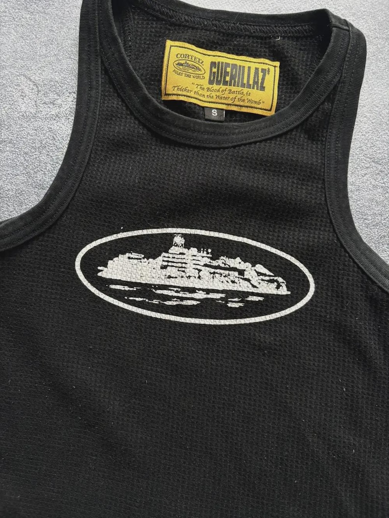 Może przedstawiać: Ręcznie robiony drewniany znak z napisem "Welcome" w zabawnym kroju pisma. Znak ma postarzone białe tło i ciemnobrązową obw&oacute;dkę, idealny do drzwi wejściowych lub przedpokoju.