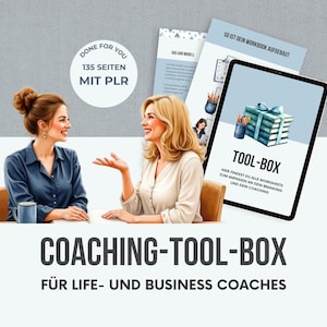 Könnte beinhalten: Eine Illustration mit zwei Frauen, einem Tablet und Dokumenten. Auf dem Tablet stehen die Worte "TOOL-BOX" und "COACHING-TOOL-BOX". Das Bild enthält auch den Text "DONE FOR YOU 135 SEITEN MIT PLR" und "FÜR LIFE- UND BUSINESS COACHES".