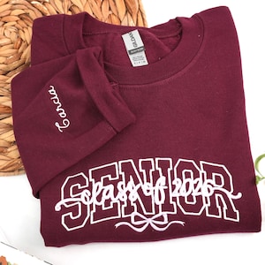 Besticktes Senior Sweatshirt - Coquette Senior Bow Sweatshirt - Senior Cheer Geschenk - Benutzerdefinierte Klasse von 2026 - Personalisiertes Senior Team Geschenk