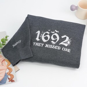 Moletom bordado Salem 1692: gola redonda de Halloween com estampa de bruxa