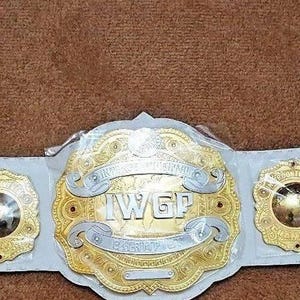 IWGP Intercontinental Messing-Meisterschaftsgürtel-Replika, vergoldete Messingplatten, Echtlederriemen, Erwachsenengröße, Erinnerungsgeschenk