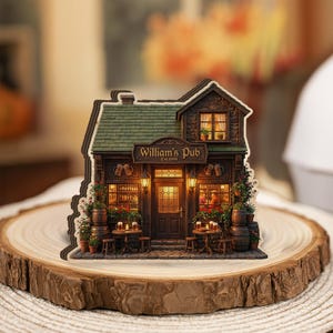 Puede incluir: Miniatura de madera de "William's Pub" con tejado verde y fachada marrón. El pub tiene una cálida iluminación interior, pequeñas mesas, barriles y faroles. El letrero sobre la puerta dice "William's Pub Est.1999".