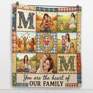 Puede incluir: Una manta de retazos con la palabra "MOM" y patrones florales y a cuadros. La manta incluye ilustraciones de una madre con niños y el texto "You are the heart of OUR FAMILY."