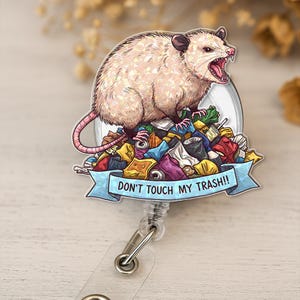 Grappige opossum Do not Touch My Trash-badge haspel, sissende opossum-ID-houder, intrekbaar verpleegstercadeau, dierenartstechnologie, sarcastisch kantooraccessoire