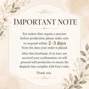 K&ouml;nnte beinhalten: Ein rechteckiges Hinweisschild mit cremefarbenem Hintergrund und floralen Illustrationen in den Ecken. Der Text lautet: IMPORTANT NOTE. For orders that require a preview before production, please make sure to respond within 2-3 days.