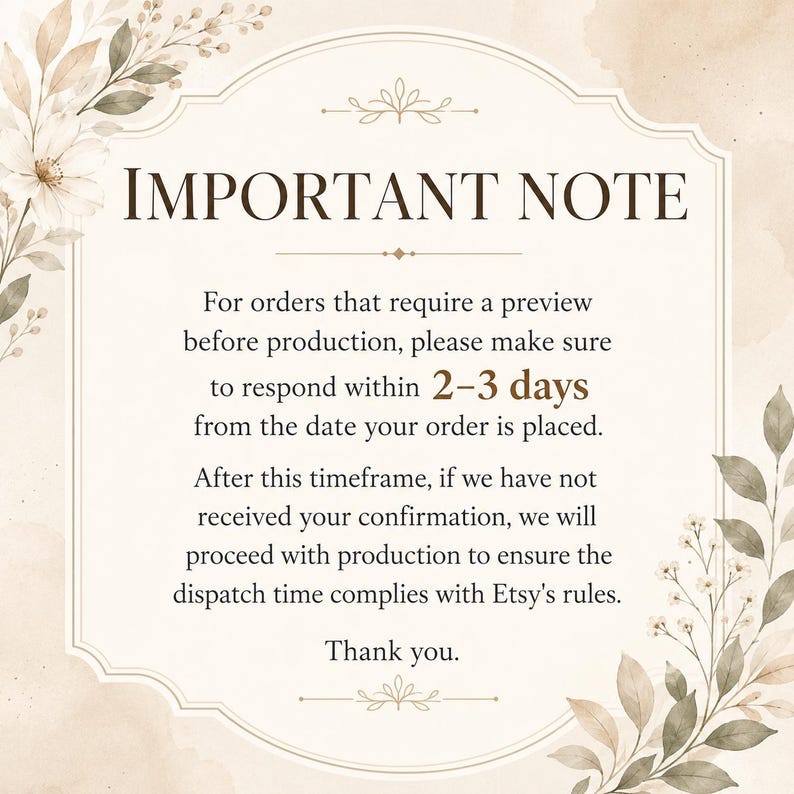 K&ouml;nnte beinhalten: Ein rechteckiges Hinweisschild mit cremefarbenem Hintergrund und floralen Illustrationen in den Ecken. Der Text lautet: IMPORTANT NOTE. For orders that require a preview before production, please make sure to respond within 2-3 days.