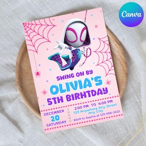 Könnte beinhalten: Rosa Geburtstagseinladung mit einer Comicfigur in einem weiß-rosa Kostüm. Die Einladung enthält den Text "SWING ON BY OLIVIA'S 5TH BIRTHDAY" mit Veranstaltungsdetails: 20. Dezember, Samstag, 14:00 bis 16:00 Uhr und RSVP-Informationen.